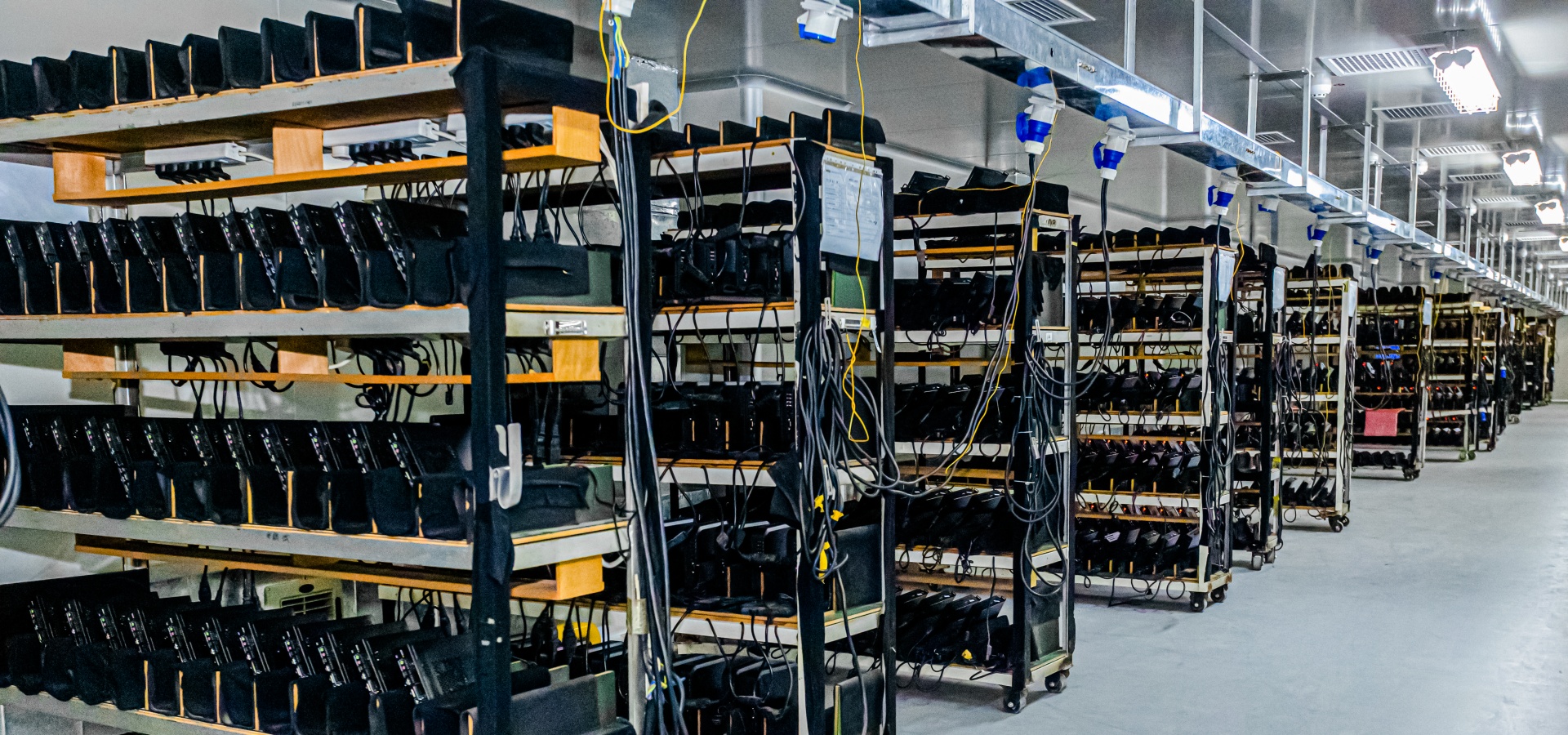 Zu unserer intelligenten produktion gehören bonusstreifen zum s-mt und automatisierte montagelinien.